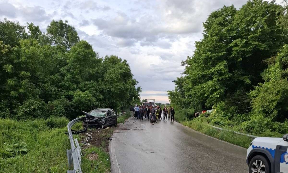 Težak sudar! Autobus se prevrnuo, automobil potpuno smrskan FOTO/VIDEO