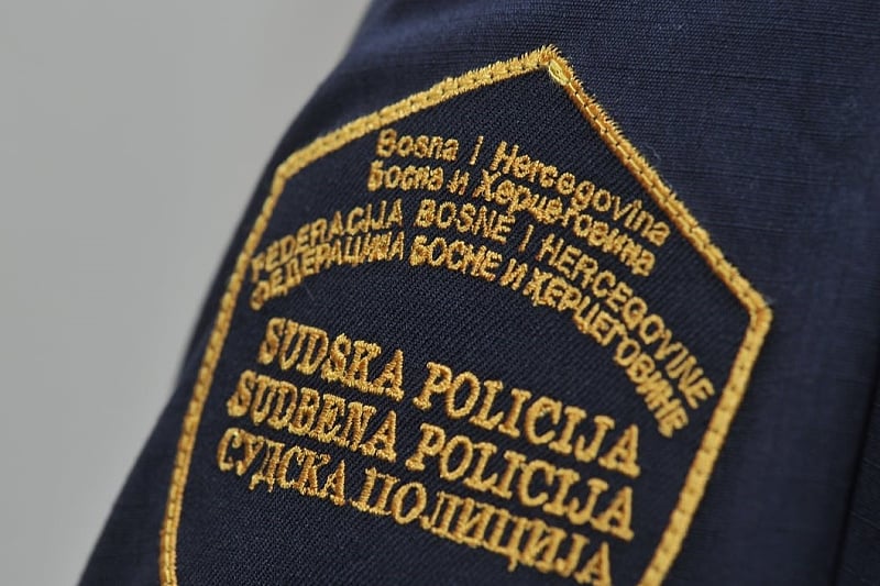 Prevezen u bolnicu: Sudski policajac neoprezno rukovao oružjem, pa ranio sebe