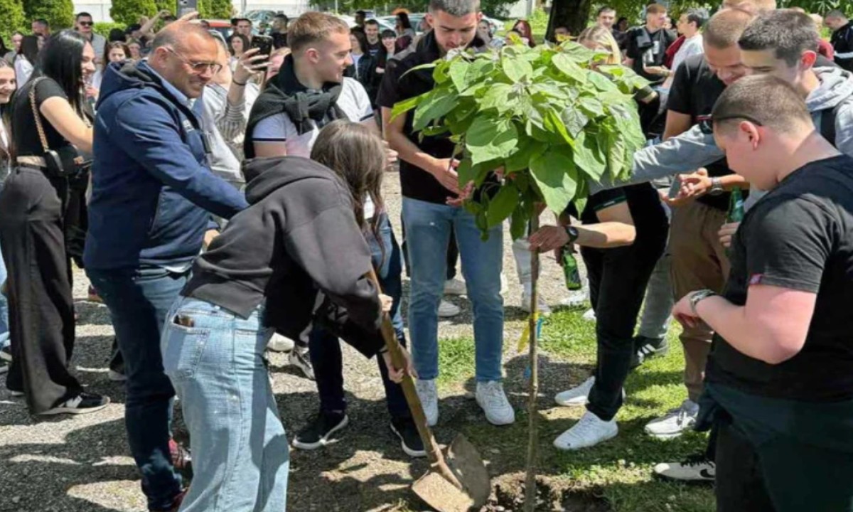 U Banjaluci posađeno drvo generacije: Maturanti Tehničke škole u akciji FOTO