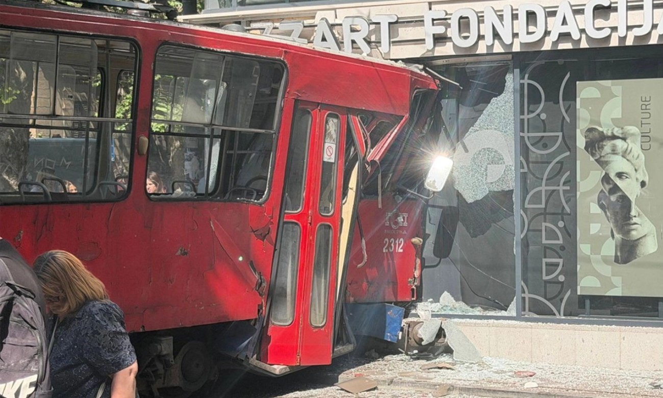 Drama u centru Beograda! Tramvaj se “zakucao” u objekat VIDEO