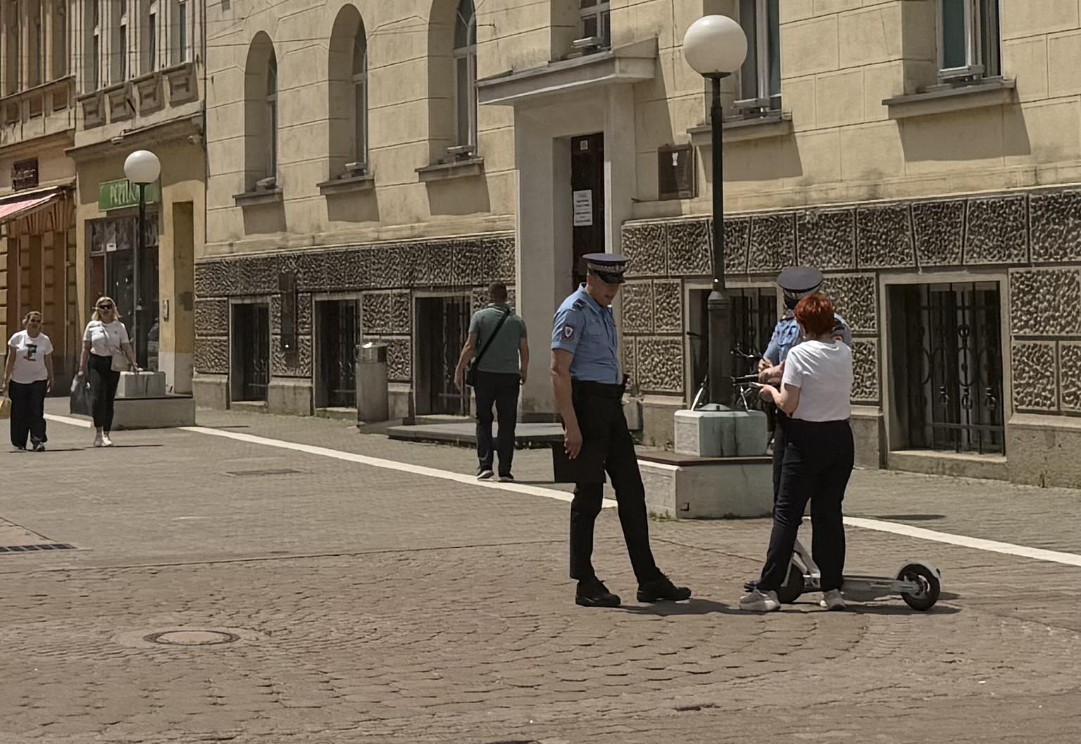 Ili kaciga ili kazna: Oprez za vozače trotineta u Banjaluci! FOTO