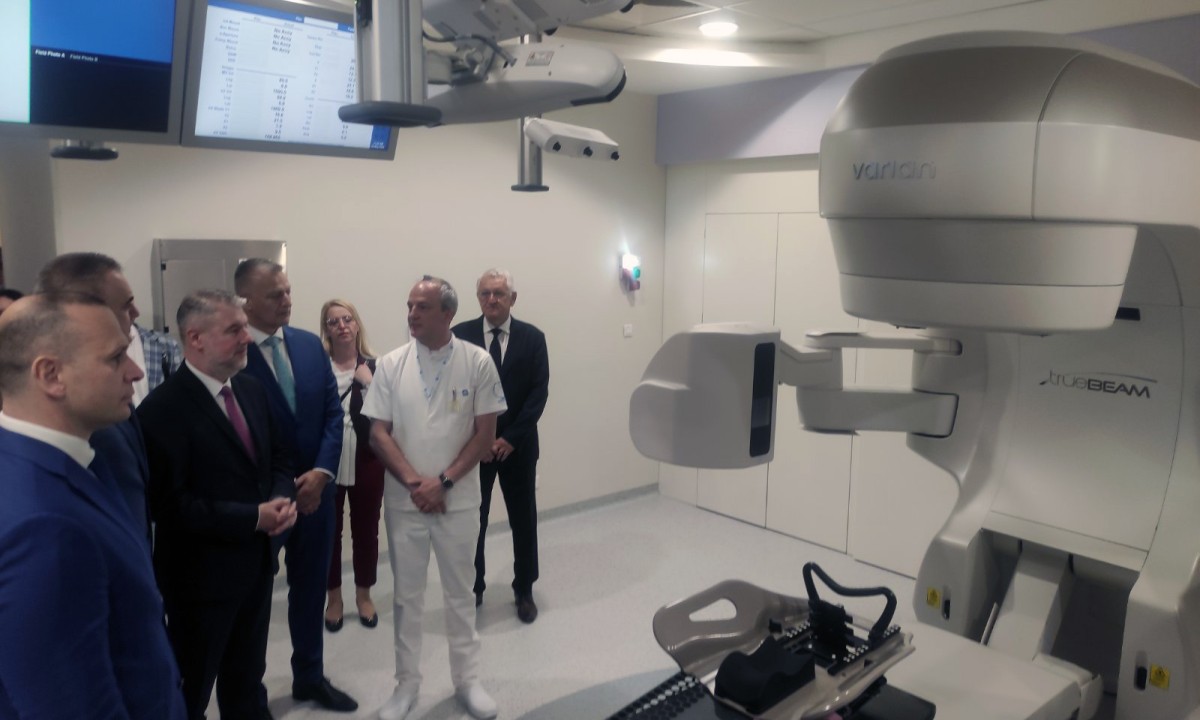 UKC dobio najsavremeniju opremu za terapiju malignih oboljenja: Stigao treći linearni akcelerator FOTO