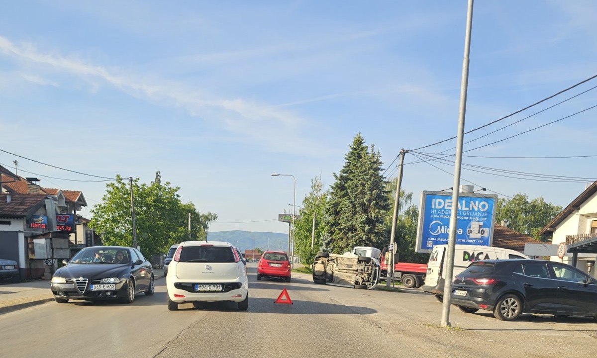Još jedna saobraćajka u Banjaluci: Udes završio prevrnutim vozilom