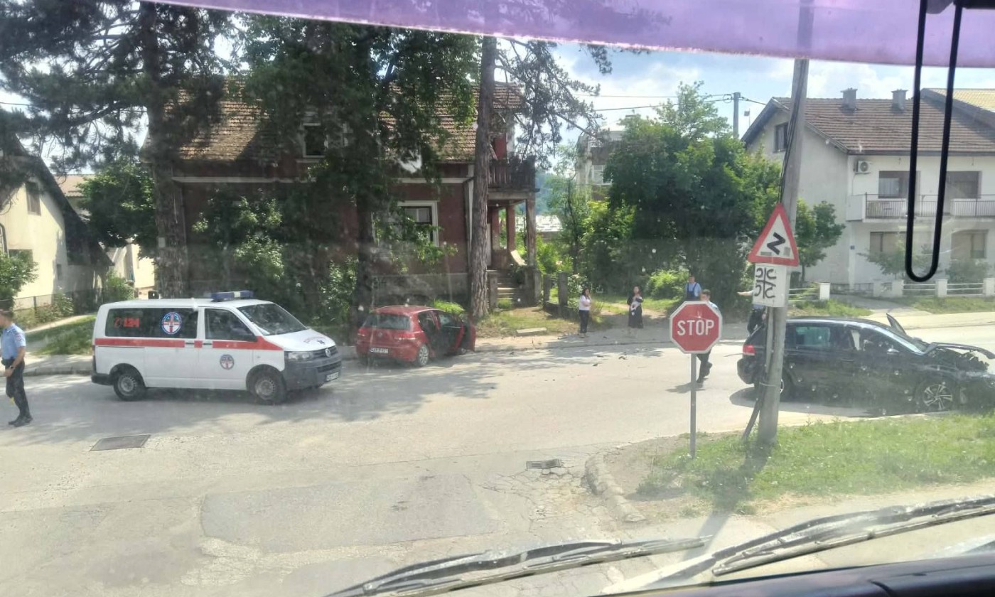 Težak udes u Srpskoj: Vozila uništena, dvije Hitne na terenu