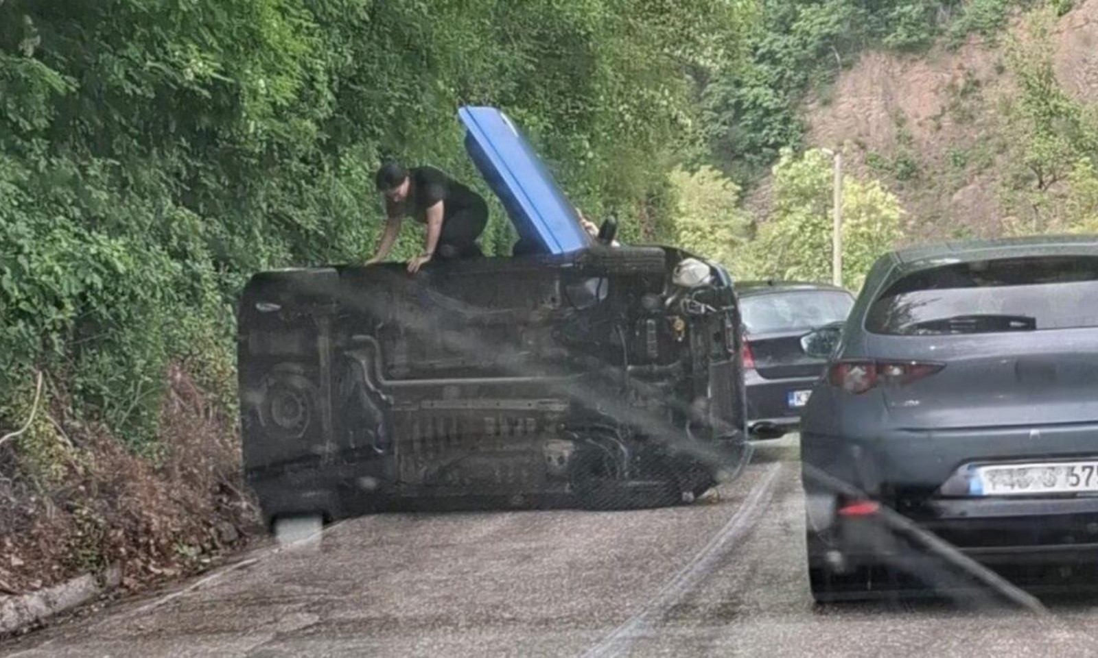 Kadeti Policijske akademije prvi pritekli u pomoć: Spasavali djevojke iz prevrnutog auta