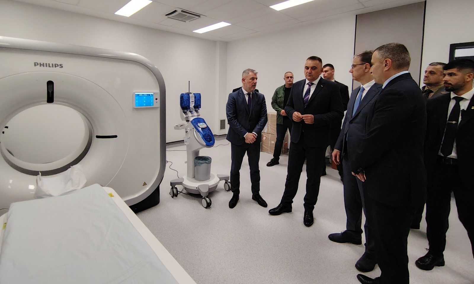 Minić i Macut obišli novu bolnicu u Trebinju: Uloženi milioni u savremeno zdravstvo