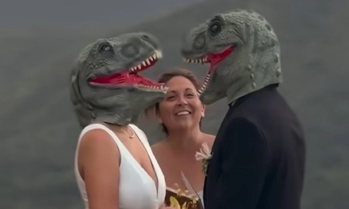 Vjenčanje sa T-rex maskama postali viralni: Matičarka ostala bez riječi VIDEO