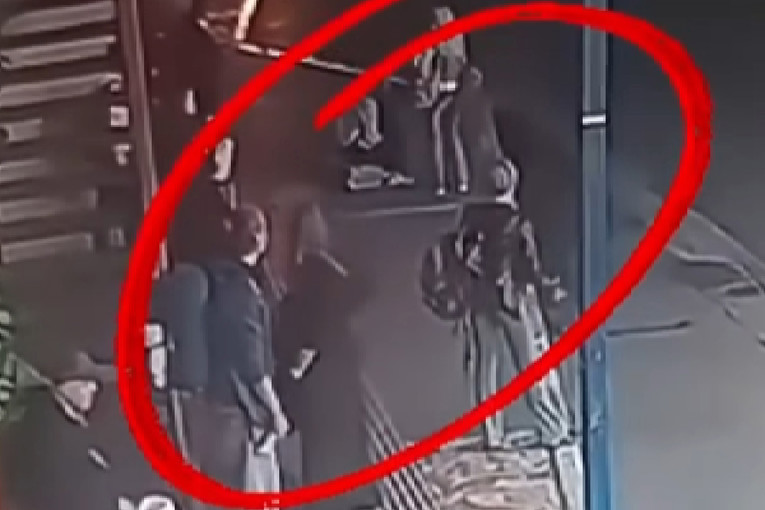 Raspada se Autobuska stanica u Zagrebu: Ogromno staklo palo među putnike VIDEO
