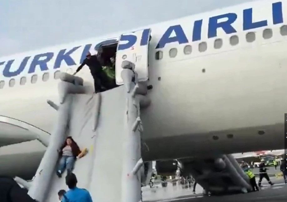 Izbio požar na avionu: Ljudi evakuisani toboganima VIDEO