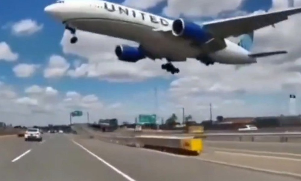 Drama na auto-putu: Avion pri slijetanju udario u kamion i stub za rasvjetu VIDEO