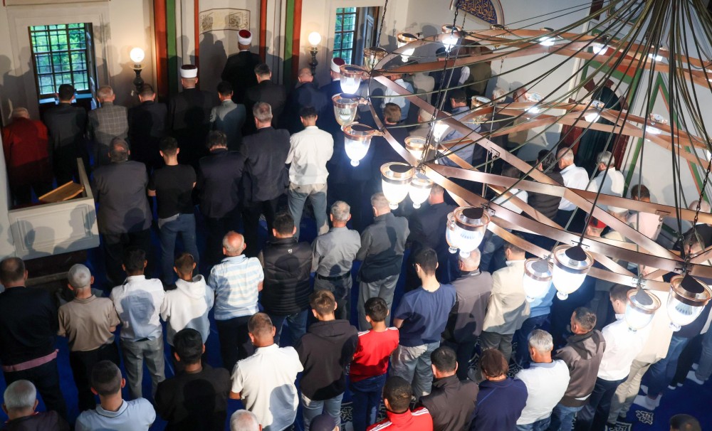 Počelo obilježavanje Kurban-bajrama: Bećirović bajram-namaz klanjao u Banjaluci FOTO