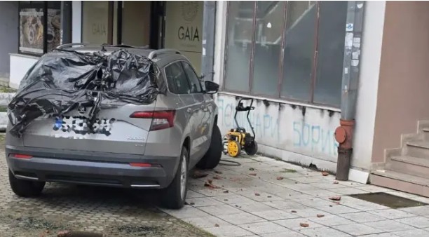 Orušio se beton sa zgrade u Banjaluci: Pričinjena velika materijalna šteta na automobilu VIDEO
