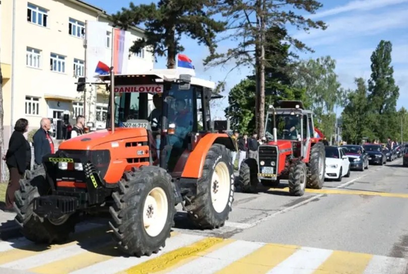 Djeca farmera na čelu kolone maturanata u Derventi: “Ostajem u poljoprivredi” VIDEO