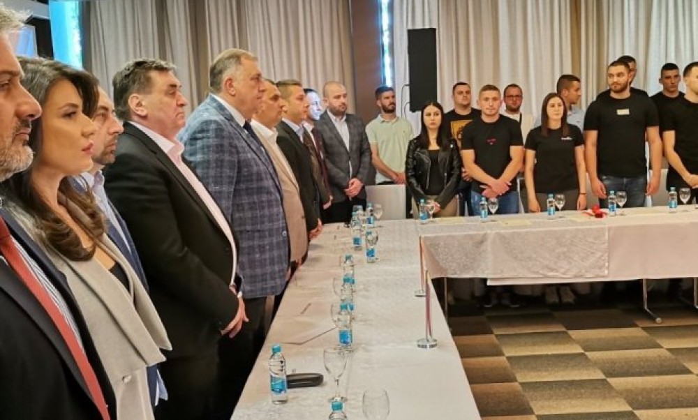 Stotinu mladih iz Doboja potpisalo pristupnicu SNSD-u! Dodik: Rastuća partija