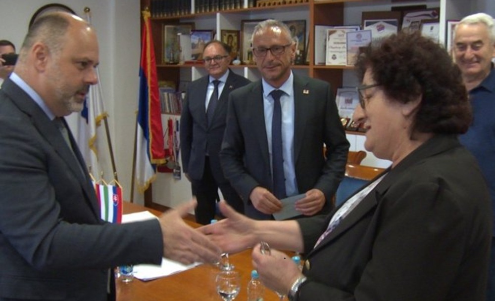 Bol ne prolazi, ali pažnja znači! Uručeni ključevi stanova porodicama poginulih boraca u naselju Garča