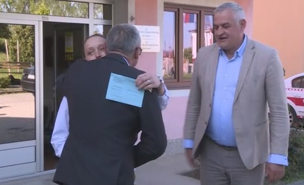 Veliki dan za Han Pijesak: Šestočlanoj porodici poginulog borca uručeni ključevi stana