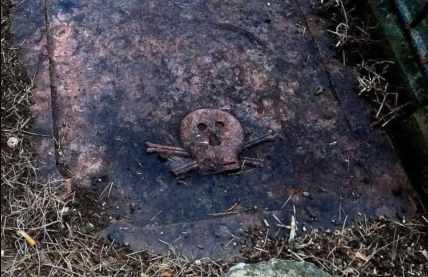 Misterija na groblju u Srbiji: Iz zemlje izronila ploča bez imena, ima jezivi simbol FOTO