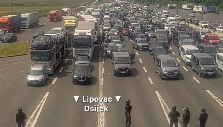 Haos na autoputu: Navijači spremali obračune, reagovala policija, ogromne kolone VIDEO