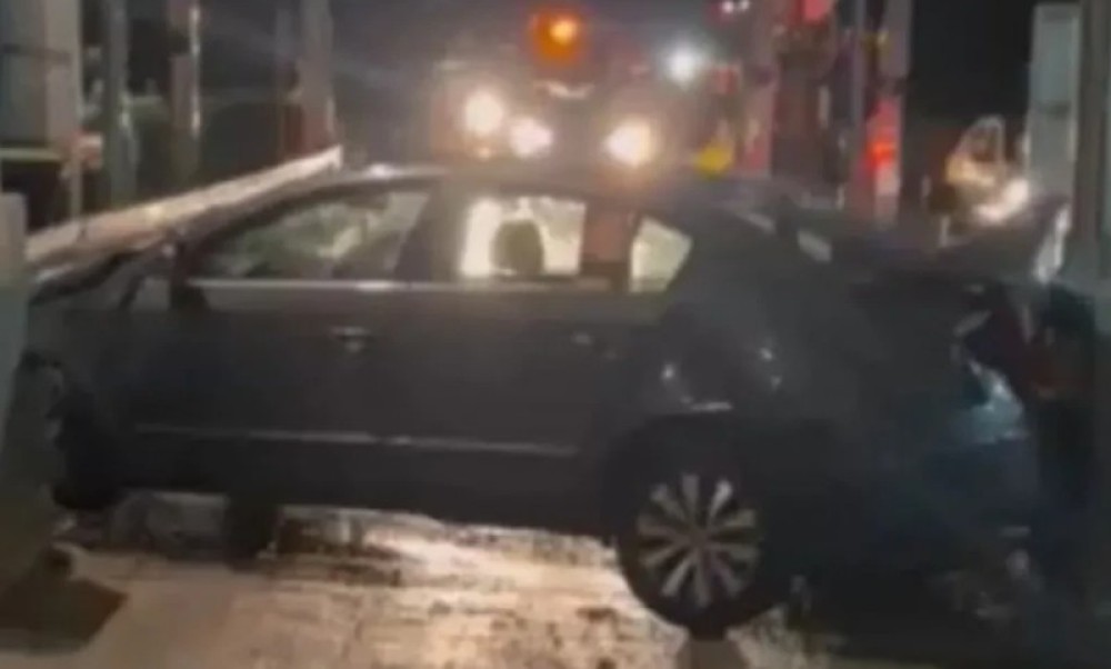 Haos kod Laktaša: Pijan automobilom udario u ogradu pa se zakucao u naplatne kućice