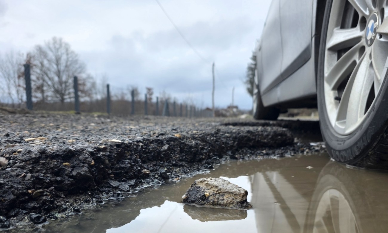 Drži vodu dok funkcioneri odu! Banjalučko etno-selo tone u blato i rupe FOTO