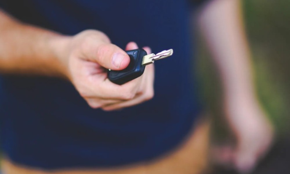 Kako otključati automobil ako je ključ ostao unutra? Rješenje je krajnje jednostavno