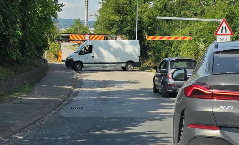 Ma, ko još mari za znakove i upozorenja: Nezgodna situacija za kombi u ovom dijelu Banjaluke