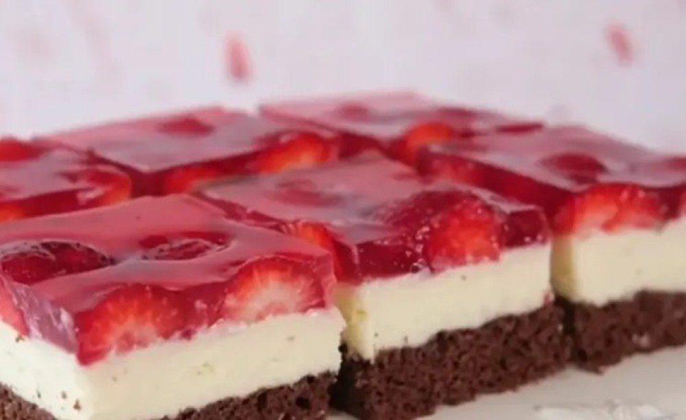 Spoj jednostavne kreme i mekanog biskvita: Napravite ledene kocke s jagodama