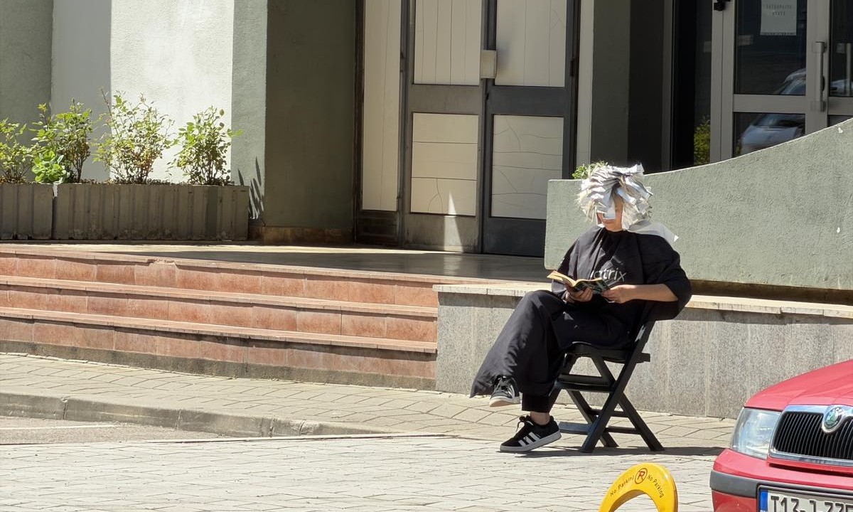 Folije, knjiga i sunce: Nesvakidašnja scena ispred fakulteta u Banjaluci FOTO