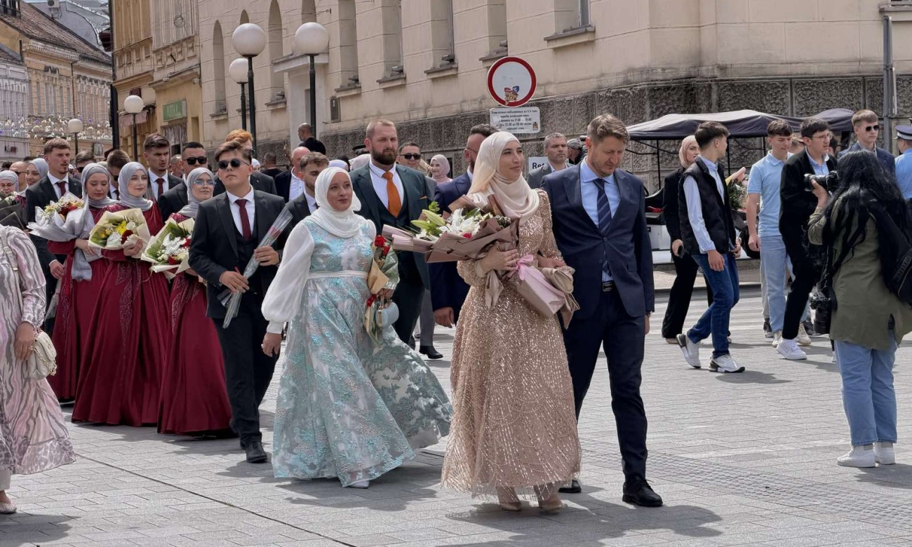 Prvi maturanti na ulicama Banjaluke: Svečani defile Medrese kroz centar grada FOTO/VIDEO