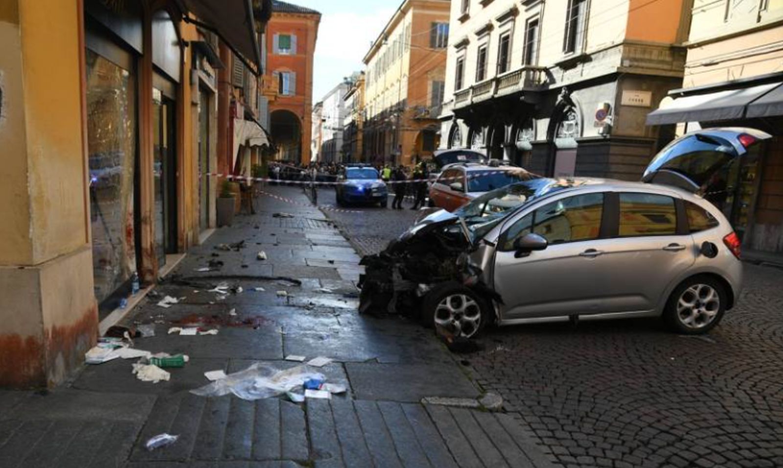 Horor u Italiji: Vozilom pokosio pješake, potom napao nožem UZNEMIRUJUĆI VIDEO