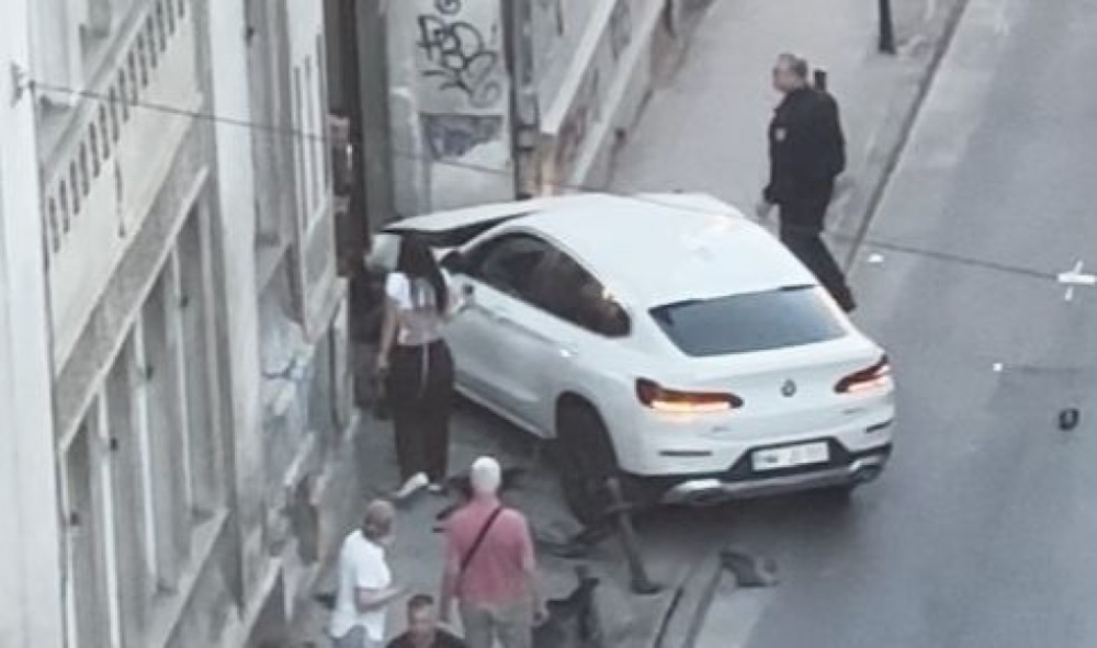 Nesvakidašnja nesreća u BiH! BMW-om se zabio u zgradu: “Mislio sam da je granata” VIDEO