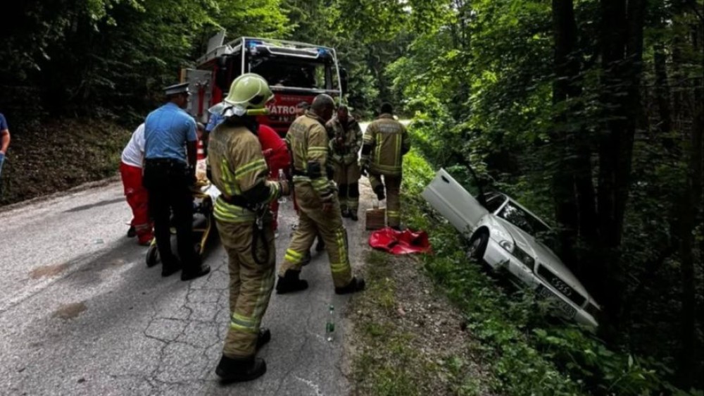 Teška nesreća na Kozari: Vatrogasci izvlačili ljude iz automobila FOTO