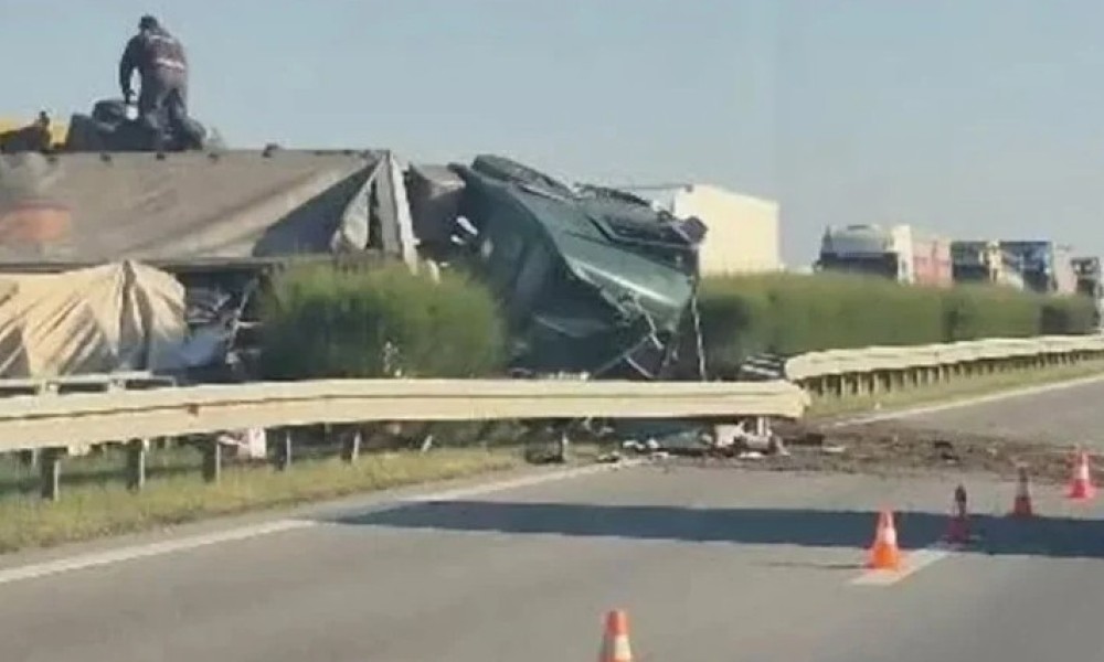Teška saobraćajka na auto-putu: Snimci iz vazduha pokazuju opšti haos VIDEO