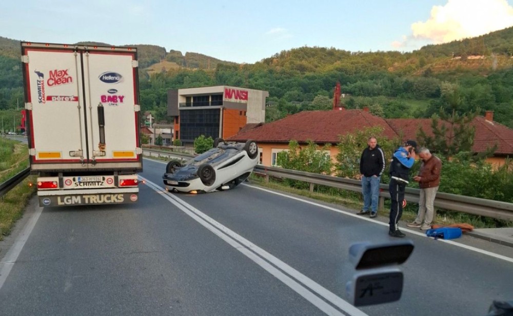 Automobil završio prevrnut na krov: Oprez zbog nesreće u ovom dijelu BiH