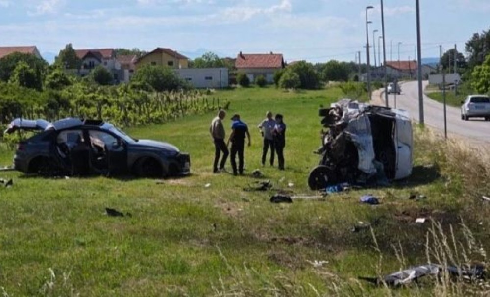 Krš i lom! Težak sudar kombija i automobila u BiH, tri osobe povrijeđene