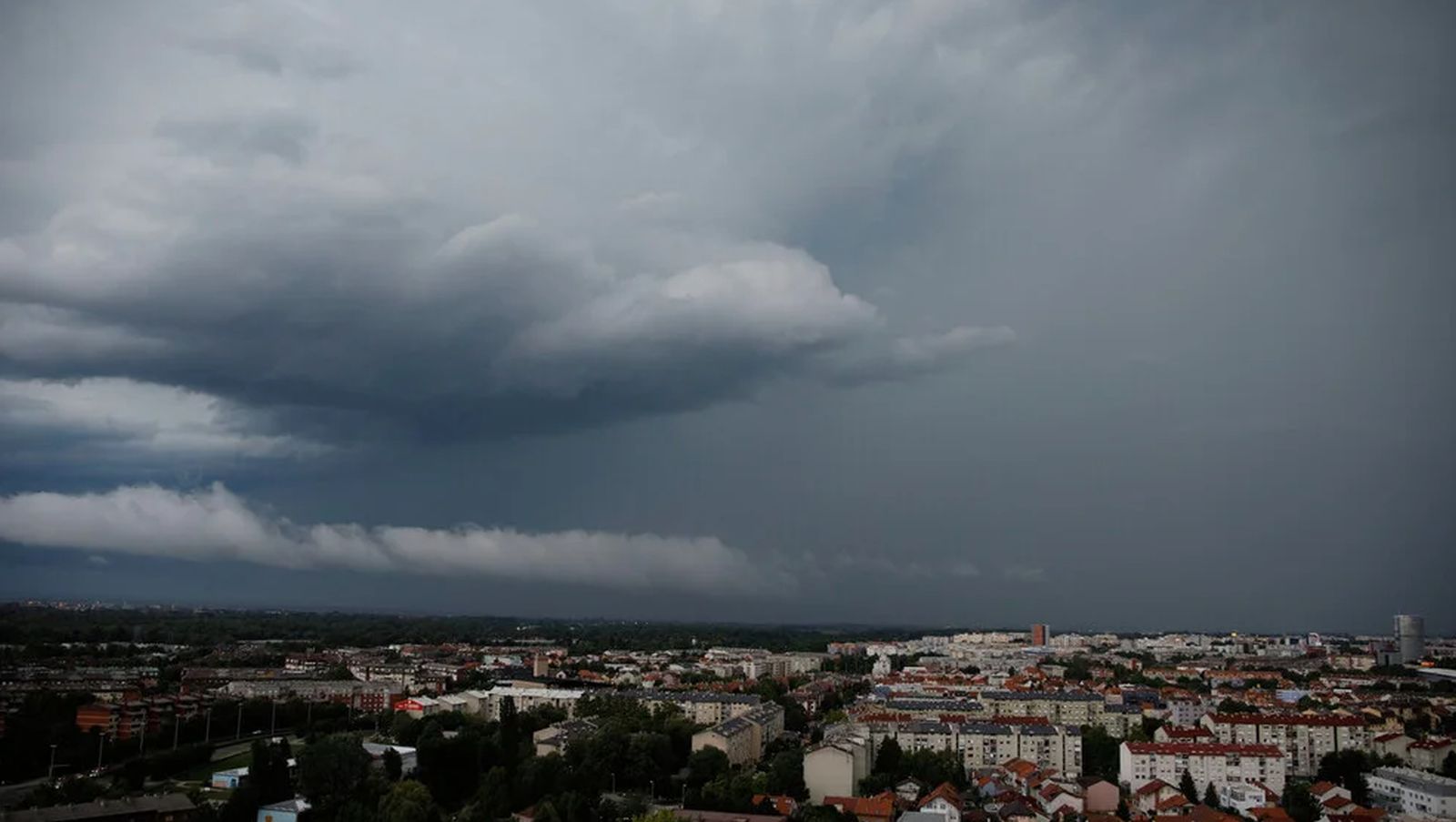 Nevrijeme pogodilo Hrvatsku: U Zagrebu obilne padavine, grad u Međimurju i Zagorju VIDEO