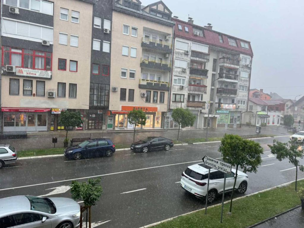 Olujno nevrijeme pogodilo Gradišku i okolinu: Pričinjena velika šteta VIDEO