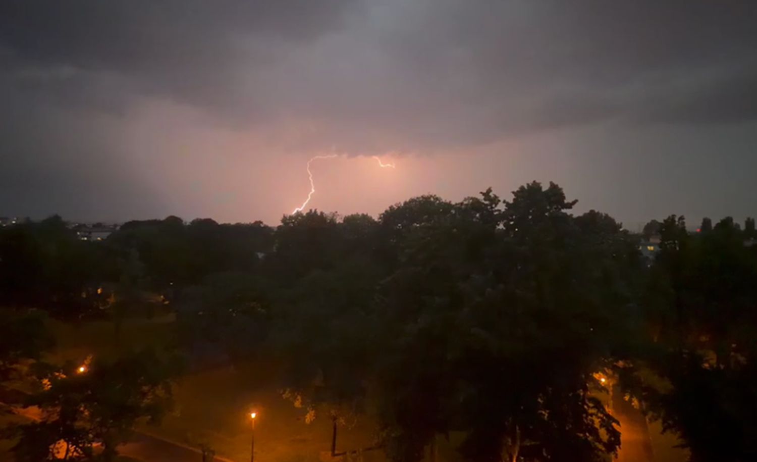 Nevrijeme praćeno grmljavinom i pljuskovima pogodilo Zagreb