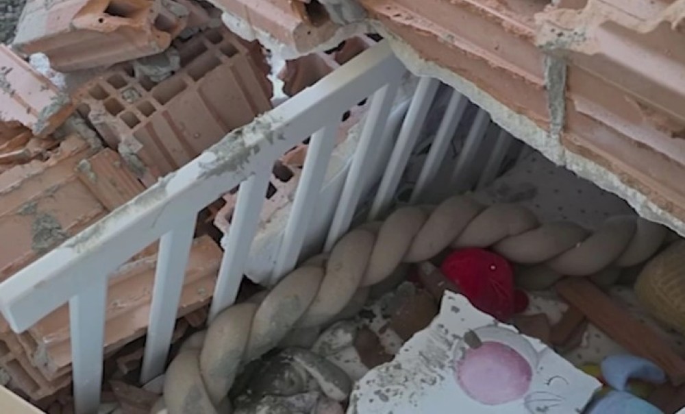 Pukom srećom izbjegnuta tragedija: Obrušio se zid stana, cigle pale preko dječjeg kreveca