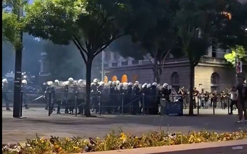 Incidenti u Beogradu: Grupa demonstranata napala policiju pa uslijedila intervencija VIDEO