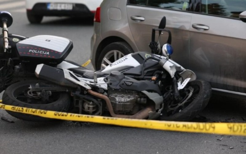 Sudar policijskog motocikla i automobila: Povrijeđen policajac