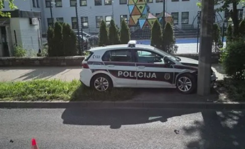 Policijski automobil učestvovao u saobraćajnoj nesreći: Nakon sudara udario u stub