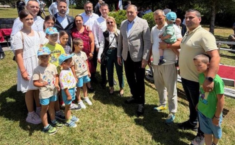 Porodica ima osmoro djece i čeka još dvoje! Lider SNSD-a: Izgradićemo kuću za Mariće FOTO