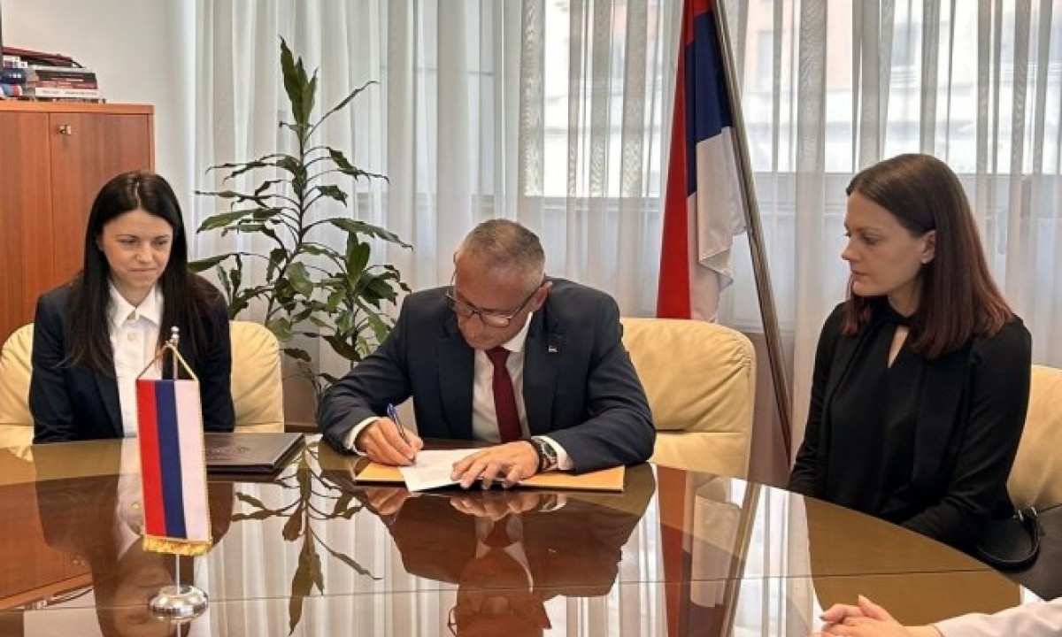 Ostojić potpisao ugovore: Zaposleno dvoje djece poginulih boraca