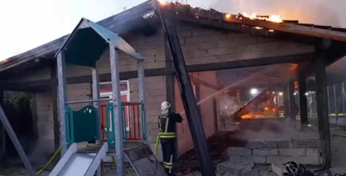 Alarmirani vatrogasci: Planula vatra na dječijem igralištu u ovom dijelu BiH VIDEO