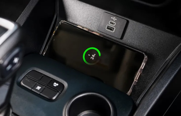 Oprez! Zašto odmah treba da prestanete sa punjenjem telefona u automobilu