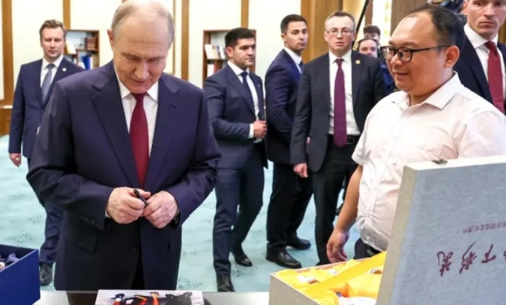 Za uspomenu! Putin u Kini dobio poklon od inženjera kojeg je upoznao dok je bio dijete VIDEO