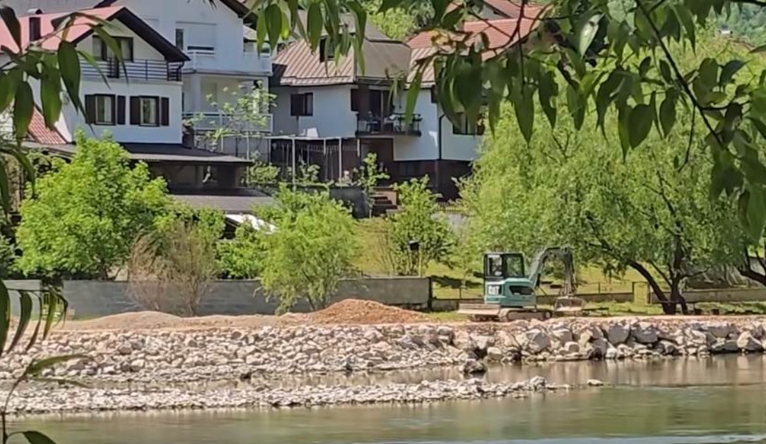 Uprkos krivičnim prijavama i prazniku: Nastavljeni radovi na šetalištu uz Vrbas VIDEO