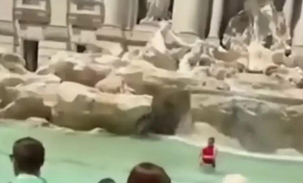 Nesvakidašnja scena: Turistkinja zaplivala u čuvenoj rimskoj Fontani di Trevi VIDEO