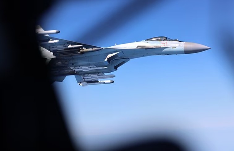 Dramatično iznad Crnog mora: Ruski lovci britanskom avionu prišli na šest metara VIDEO